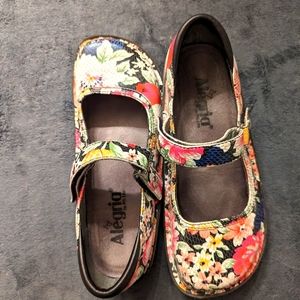 Alegria Belle size 6, multicolor flowers